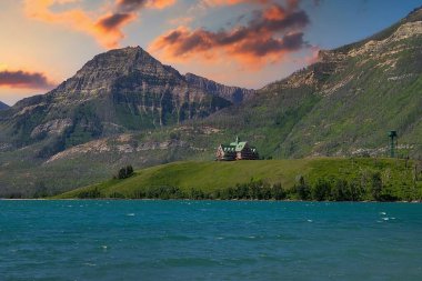 Waterton Gölleri Yazın Sunset 'te