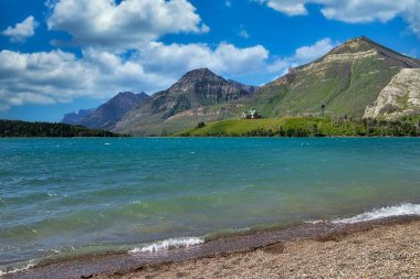 Waterton Gölleri üzerindeki Mavi Bulutlu Gökyüzü Ulusal Parkı