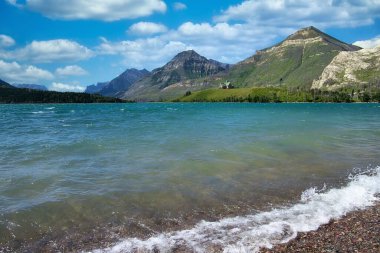 Waterton Göllerinin Üzerinde Mavi Bulutlu Gökyüzü