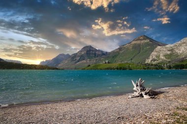 Waterton Gölleri Parkı 'nda Bulutlu Gün Batımı