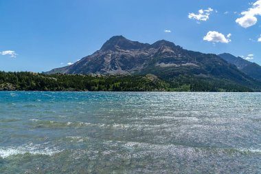Waterton Gölü Dağları Mavi Gök Altında