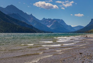 Yazın Waterton Gölü Dağları