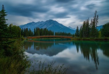 Banff 'taki Dağlar ve Bow River' ın karamsar uzun pozu