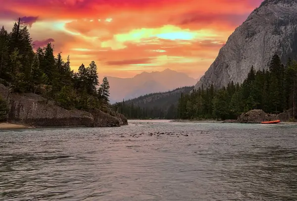 Orangefarbener Sonnenaufgang Über Bergen Und Fluss Banff — Stockfoto