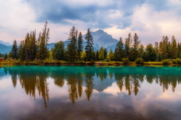 Banff Bow Nehri 'nde Yansımalar