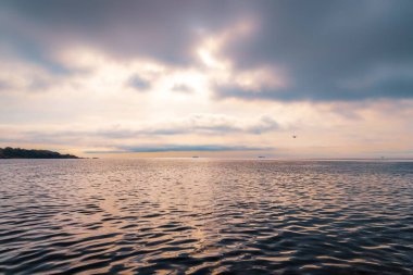 Pasifik Okyanusunun Üzerinde Bulutlu Güneşli Gökyüzü