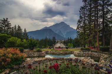 Banff Kasabasında Karamsar Bulutlar