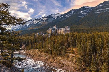 Fairmont Banff Springs 'in üzerindeki Sabah Gökyüzü yemyeşil bir ormandaydı.