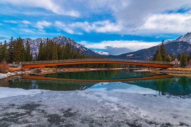 Banff 'taki Bow Nehri' ni geçen Panoramik Köprü