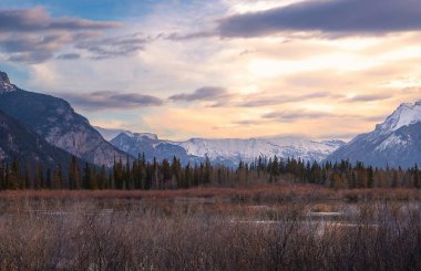 Banff Dağlarının Üzerinde Gün Doğumu