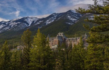 Fairmont Banff Springs Oteli Yemyeşil bir ormanda