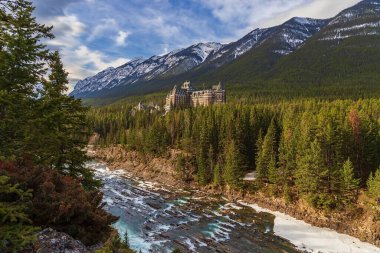 Çürük bir Banff Vadisi 'nden akan Bow Nehri