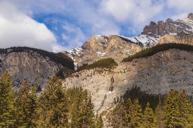 Bulutlu Mavi Gökyüzünün Altındaki Banff Dağları