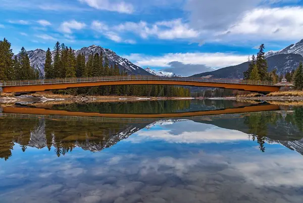 Banff Ulusal Parkı 'ndaki Bow Nehri üzerindeki Köprü