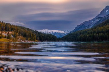 Banff 'ta İki Jack Gölü Üzerinde Karamsar Bulutlar