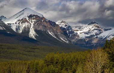 Banff Dağlarının Üzerinde Dramatik Huysuz Bulutlar