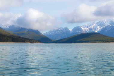 Aşağı Kananaskis Gölü 'ndeki Dağların Üzerindeki Bulutlar