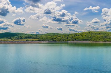 Yazın Hayalet Gölü 'nün Panoramik Günışığı Manzarası