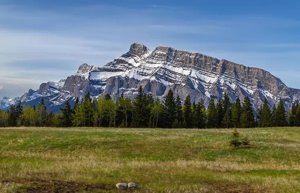 Banff Dağı Mavi Gök Altında