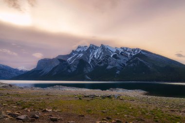 Minnewanka Gölü 'ndeki Dağların Üzerinde Güneşli Gökyüzü