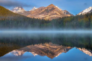 Kananaskis Gölü 'ne Yansıyan Dağlar