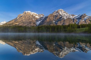 Kananaskis Gölü 'ndeki Mavi Gök Dağı Yansımaları