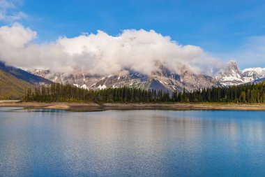 Bulutlu Mavi Gök Kananaskis Gölü Dağları