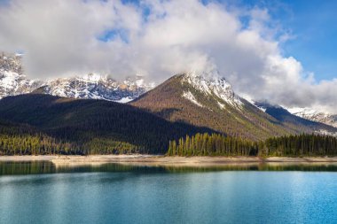 Kananaskis Ülkesi 'ndeki Günışığı Dağları Üzerindeki Bulutlar