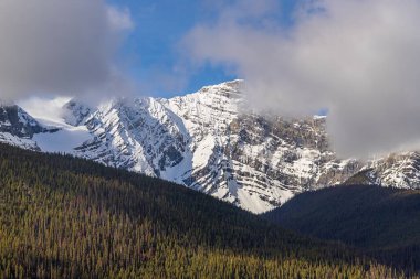 Karlı Dağları Kaplayan Bulutlar