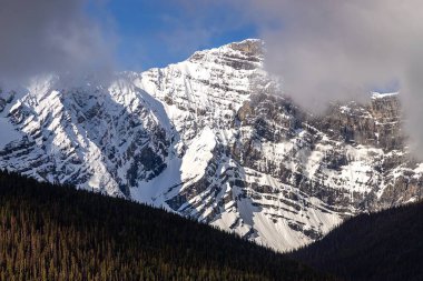 Bulutlu Mavi Gök Karlı Güneş Işıklı Dağların Üzerinde