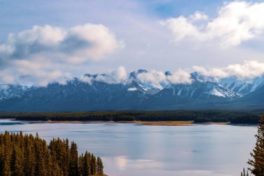 Bulutlu Mavi Gök Aşağı Kananaskis Gölü üzerinde