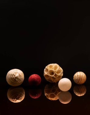 Noel süslemeleri noel ağacı için geri dönüşümlü kağıt toplarla sıfır atık. Ekolojik dekorasyon kavramı.