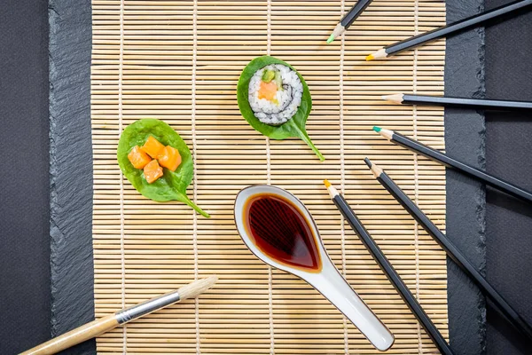 Japon yemek tabağı, suşi ve maki sunumu..