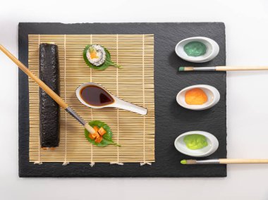 Japon yemek tabağı, suşi ve maki sunumu..