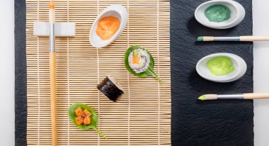 Japon yemek tabağı, suşi ve maki sunumu..