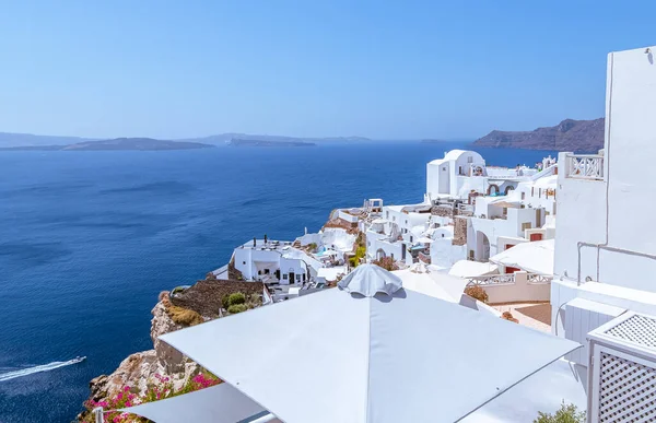 Yunanistan 'ın Oia köyünden Santorini Caldera manzarası.