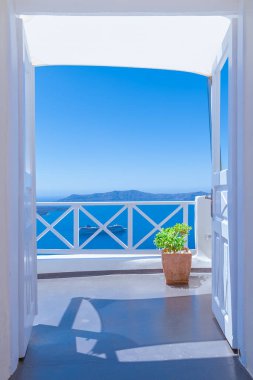 Santorini 'deki kalderanın bir kapıdan görünüşü.