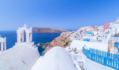 Santorini, Oia köyü ve kaldera manzarası..