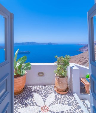 Santorini, Thira köyü ve kaldera manzarası..