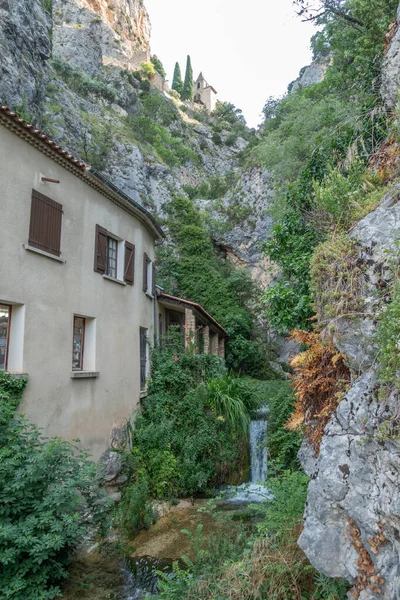 Moustiers-Sainte-Marie, Güney Fransa 'daki Valensole Platosu yakınlarındaki Provencal köyü..