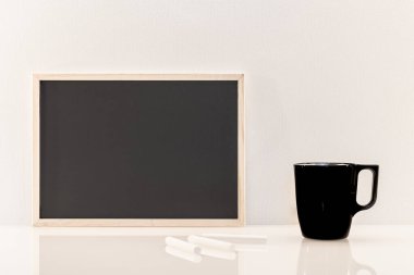 Logolar için boş alanı olan tahta yazı tahtası modeli, reklam yazıları. Çalışma alanı üzerindeki manzara kipinde çerçeve.