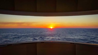 Günbatımında Akdeniz 'de yelken açan bir yolcu gemisinin uyanışı..