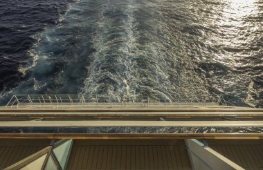 Gün batımında bir yolcu gemisinin güvertesi..