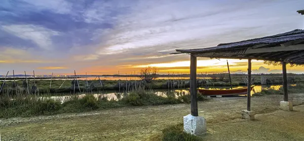 保護された自然保護区の池の日没の眺め ストック画像