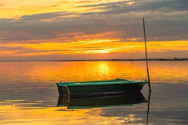 Camargue gölünde gün batımı manzarası, doğa koruma alanı..