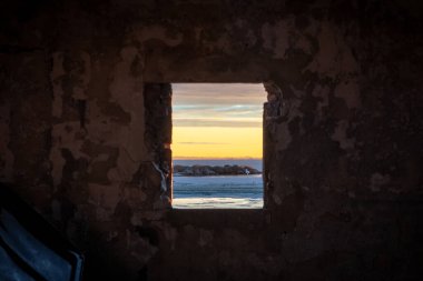 Camargue gölünde gün batımının görüntüsü balıkçı kulübesinin penceresinden, doğa koruma alanından..
