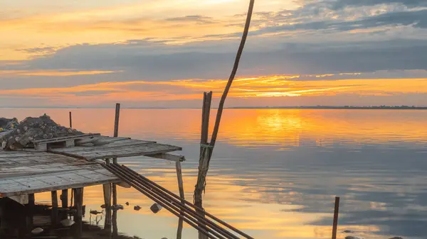 Vista Pôr Sol Com Pontão Pesca Uma Lagoa Camargue Reserva Imagens De Bancos De Imagens Sem Royalties