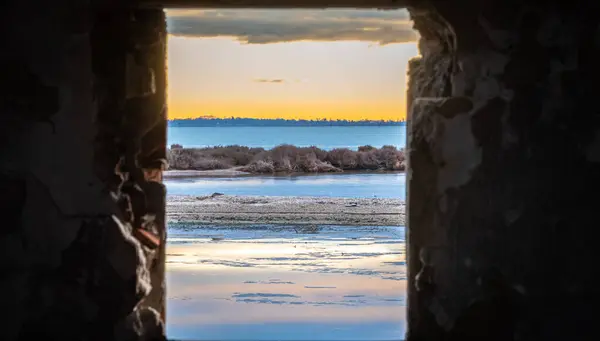 Camargue Gölünde Gün Batımının Görüntüsü Balıkçı Kulübesinin Penceresinden Doğa Koruma Telifsiz Stok Fotoğraflar