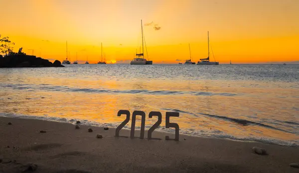 Mutlu yıllar 2025: Yeni yıl konsepti 2025 plajda gün doğumuyla ve denizde yansıyan 2025 rakamıyla.
