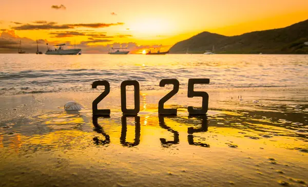 Mutlu yıllar 2025: Yeni yıl konsepti 2025 plajda gün doğumuyla ve denizde yansıyan 2025 rakamıyla.